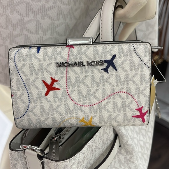 ХMichael Kors Medium Saffiano Leather Bifold Wallet 
Optic White Aeroplane
NWT - Picture 12 of 16